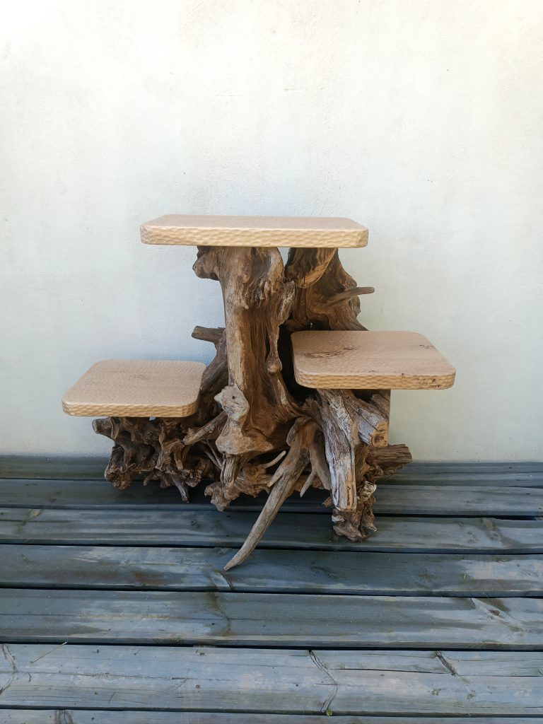 Un arbre à chant en souche de chêne avec 3 plateaux